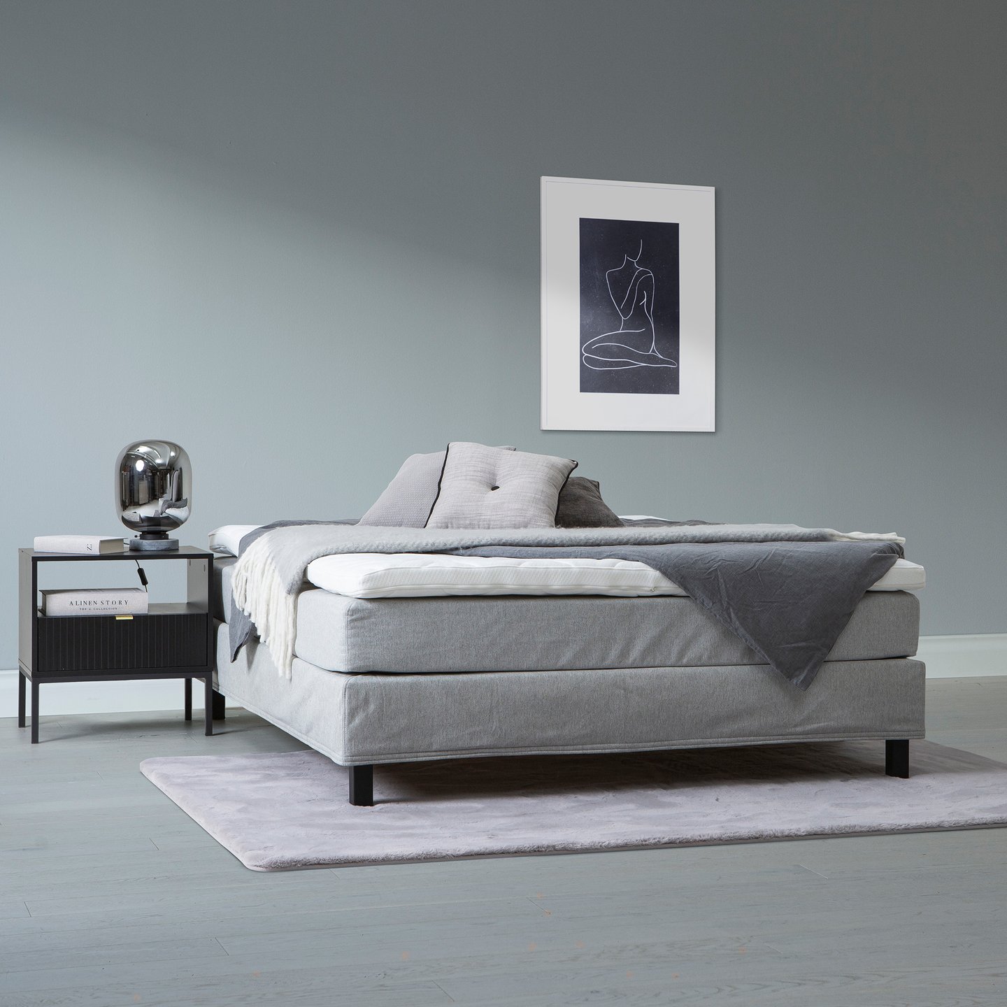 Moon Bronze jenkkisänky 180x200, pocket, Primo 84 vaaleanharmaa: Tyylikäs 180 cm leveä jenkkisänky, jossa pocket-jousitus takaa erinomaisen mukavuuden. Moderni harmaa kangas ja mustat jalat täydentävät makuuhuoneen sisustusta.