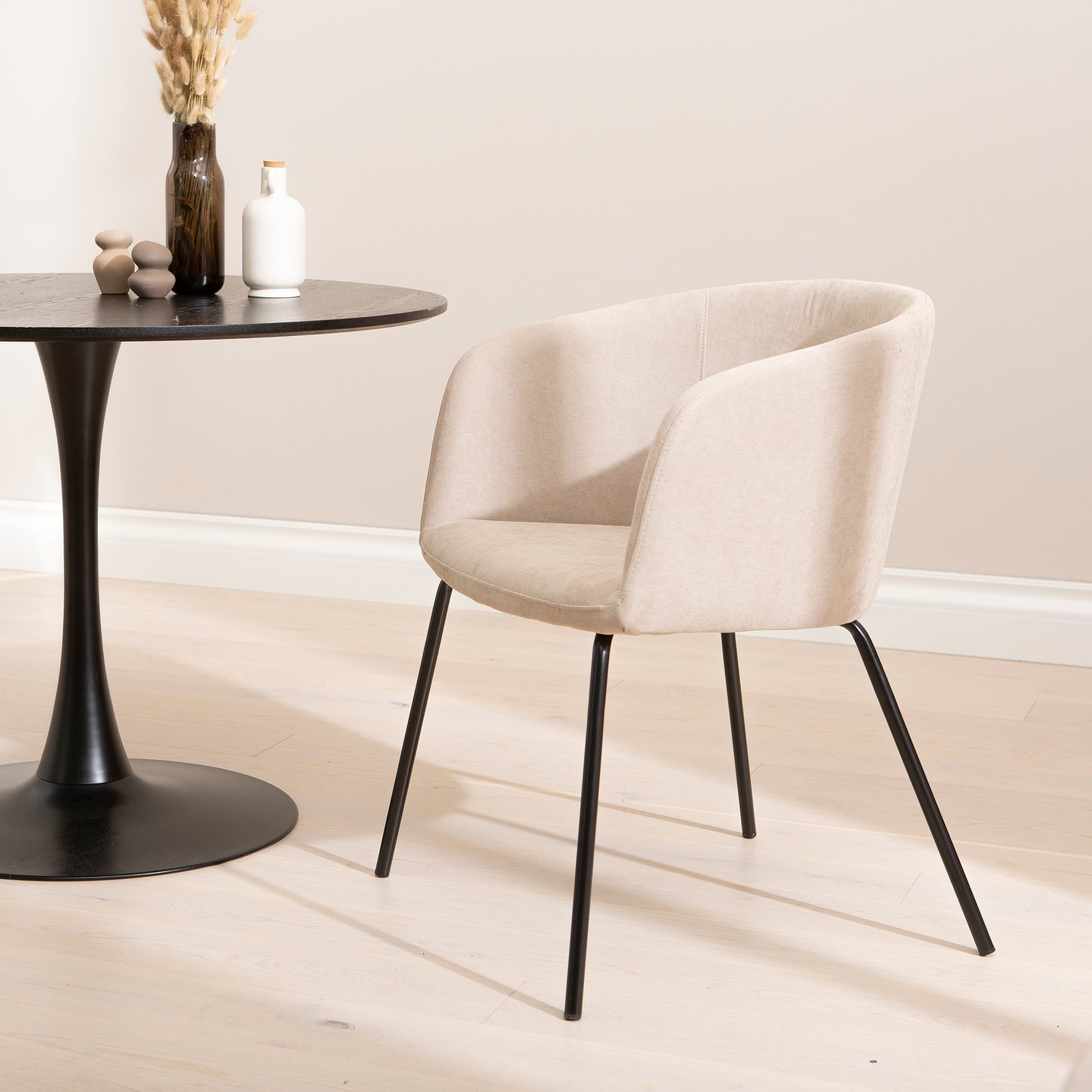 Berit ruokapöydän tuoli musta runko / beige kangas: Tyylikäs Berit ruokatuoli, musta-beige samettiverhoilu, joka tuo eleganssia ruokailutilaan. Sopii moderniin sisustukseen.