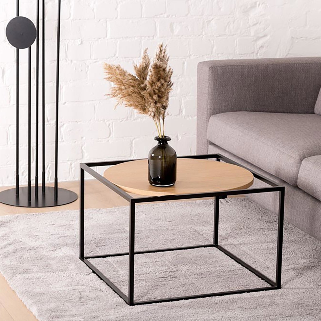 Forest sohvapöytä 60x60, musta/tammi: Tyylikäs Forest-sohvapöytä, valkoinen runko ja musta tammivanerikansi. Sopii täydellisesti olohuoneen säilytyskalusteeksi.