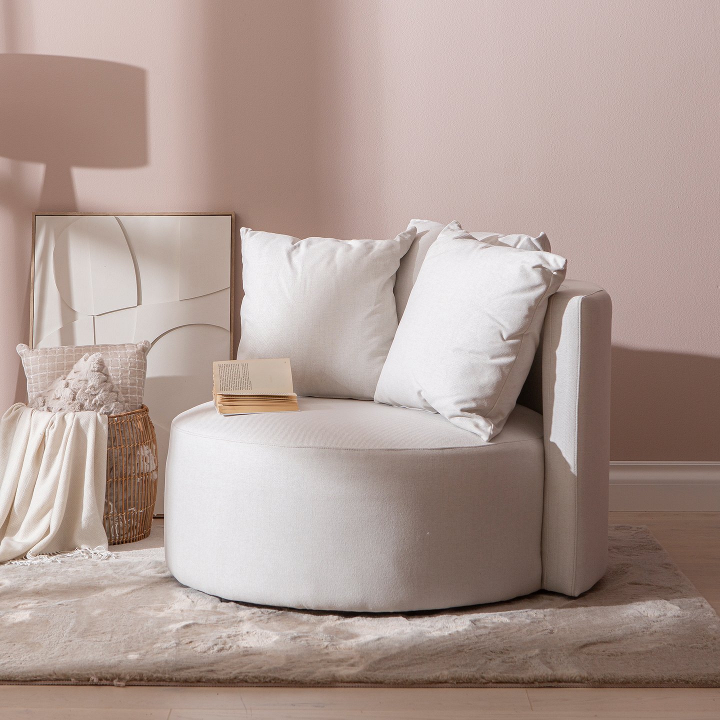 Kelzo divaani beige: Tyylikäs beige divaanisohva, jossa mukava istua ja rentoutua. Sopii täydellisesti olohuoneeseen tai vierashuoneeseen.