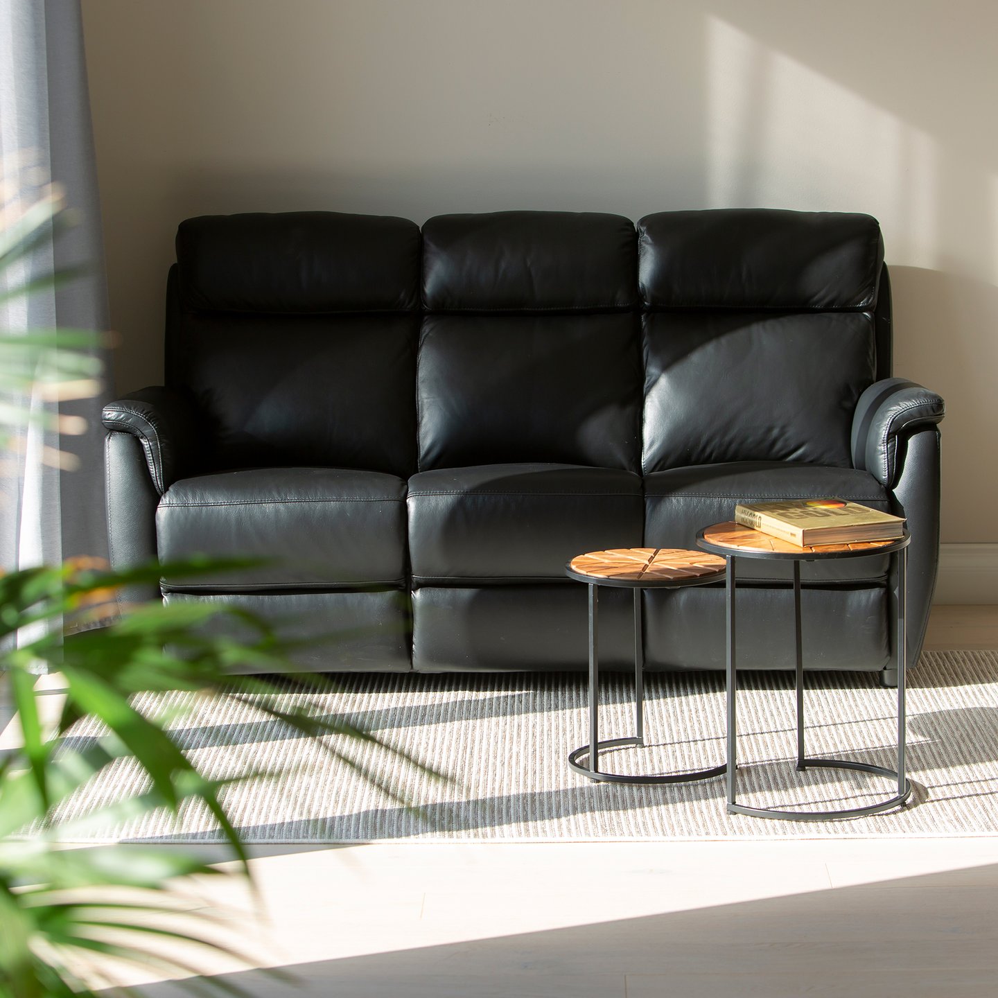 Luca 3-ist. sohva musta nahka/keinonahka: Tyylikäs musta nahkasohva, 3-istuttava. Erinomainen valinta olohuoneeseen, jossa yhdistyvät mukavuus ja moderni design.