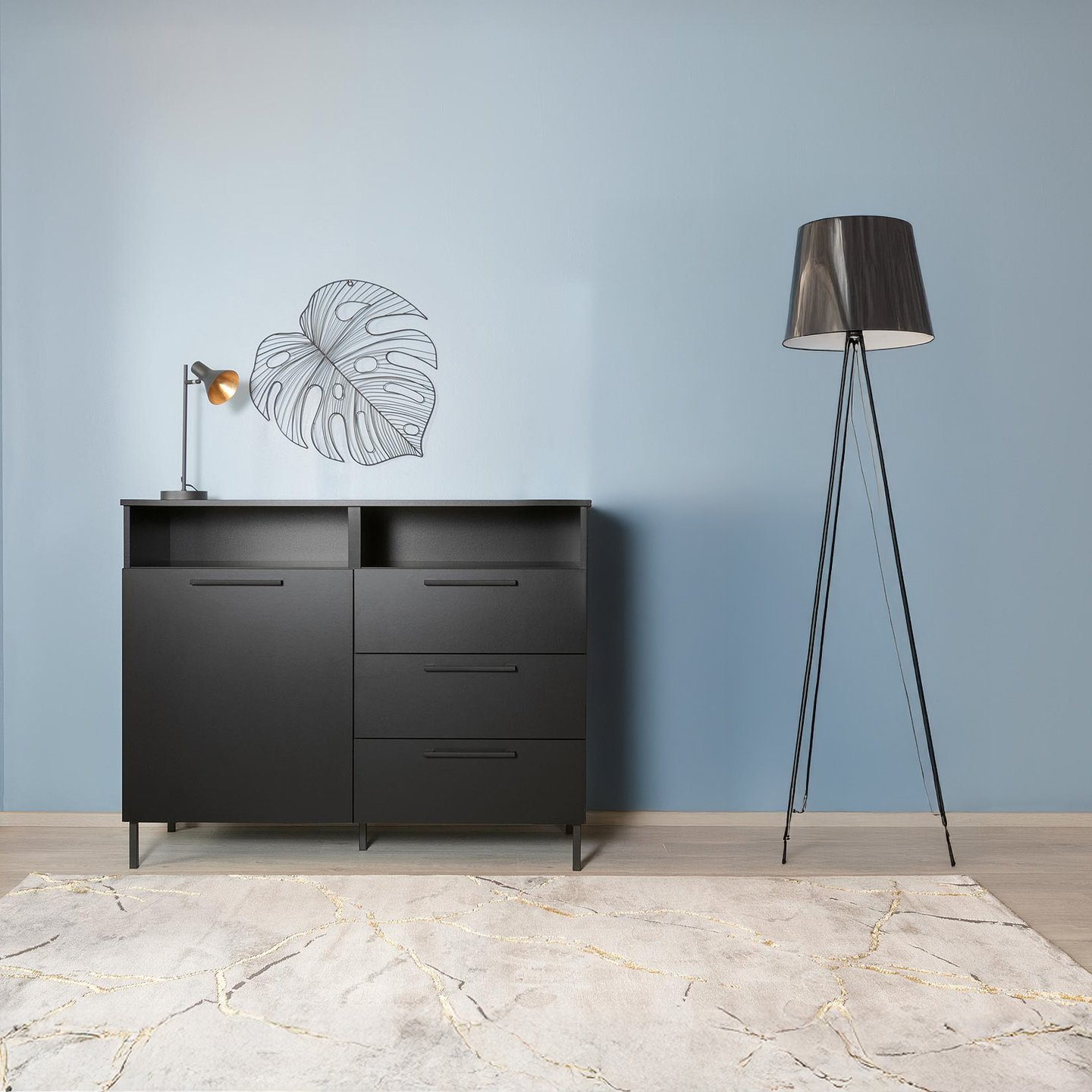 Nauvo senkki 96x120, musta: Tyylikäs musta senkki, joka yhdistää käytännöllisyyden ja modernin designin. Sopii erinomaisesti makuuhuoneen säilytyskalusteeksi.