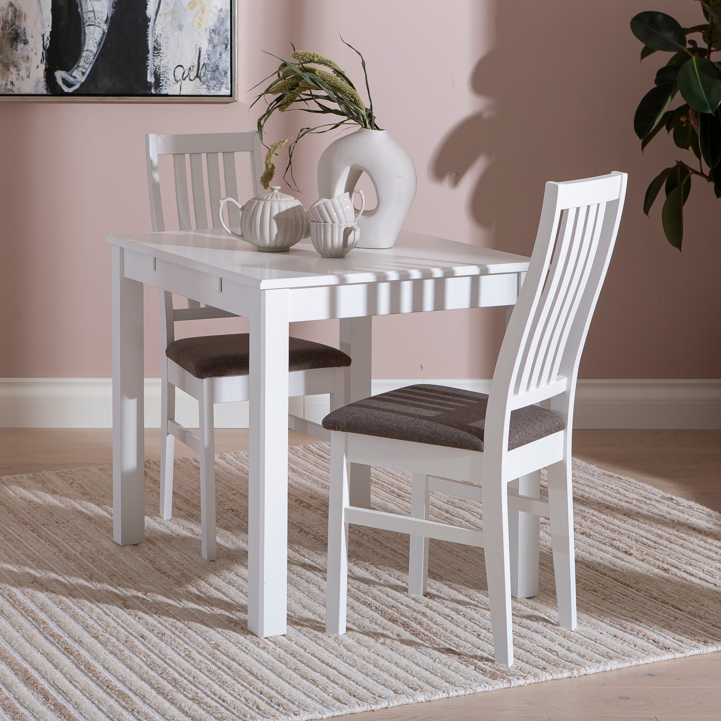 Hovi ruokailuryhmä 70x85. Valkoinen pöytä. Valkoinen tuoli, ruskea verhoilu