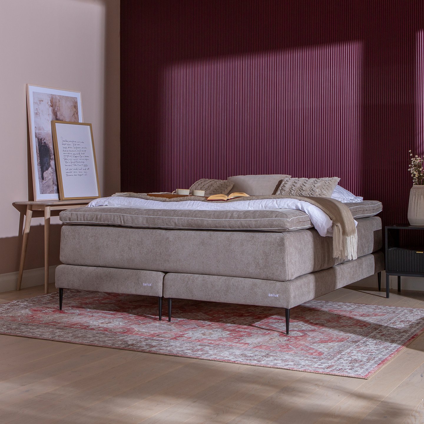 Dual jenkkisänky 180x200 cm hiekka (sis. petauspatja): Korkealaatuinen 180 cm leveä jenkkisänky, dynaaminen ja käännettävä. Tarjoaa optimaalisen mukavuuden ja tuen, täydellinen makuuhuoneeseen.