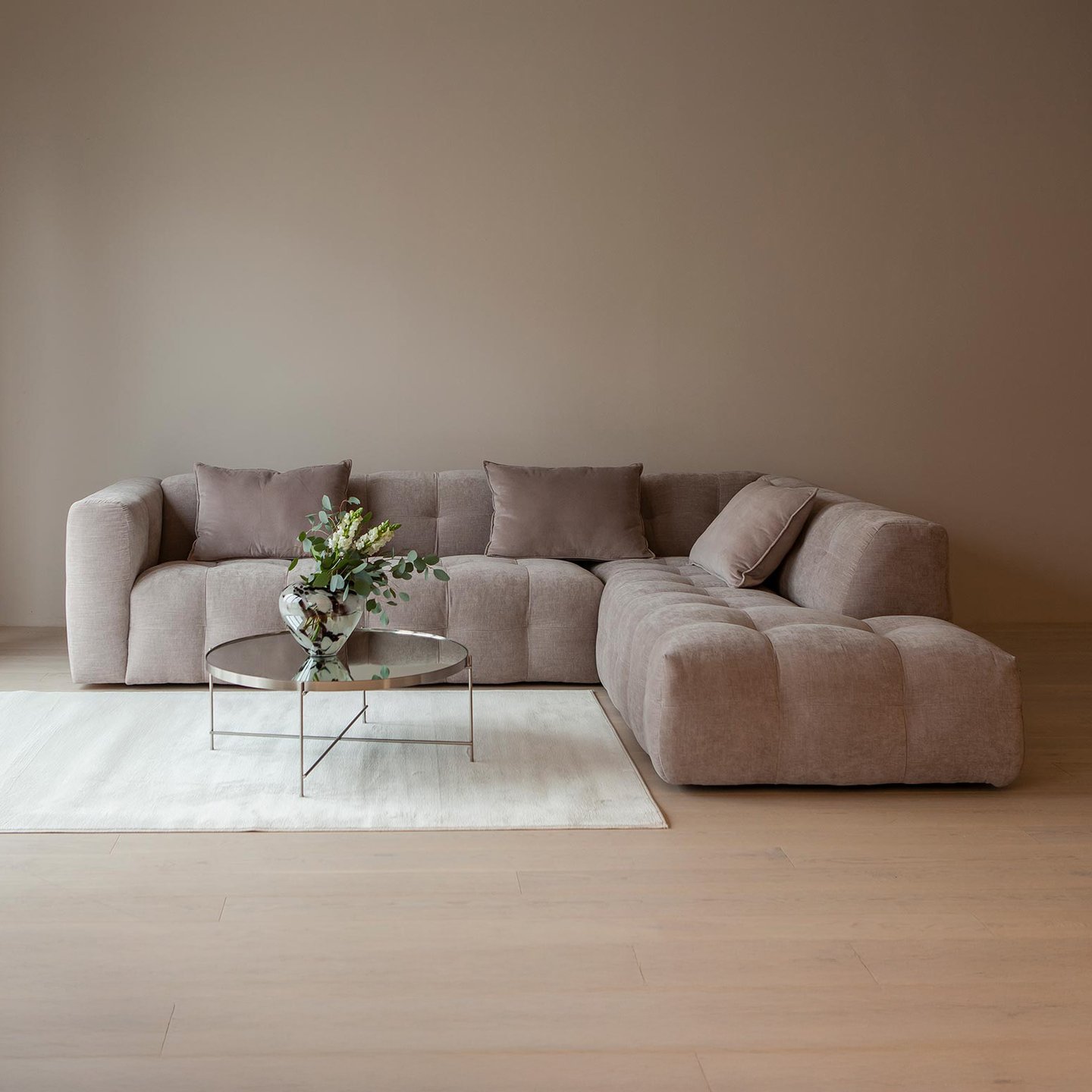 Bublee avokulmasohva (oikea) ruskeanharmaa: Muokattava kulmasohva, moderni design, pehmeä kangas, sopii olohuoneeseen. Monipuolinen ja dynaaminen, täydellinen rentoutumiseen tai vieraiden viihdyttämiseen.