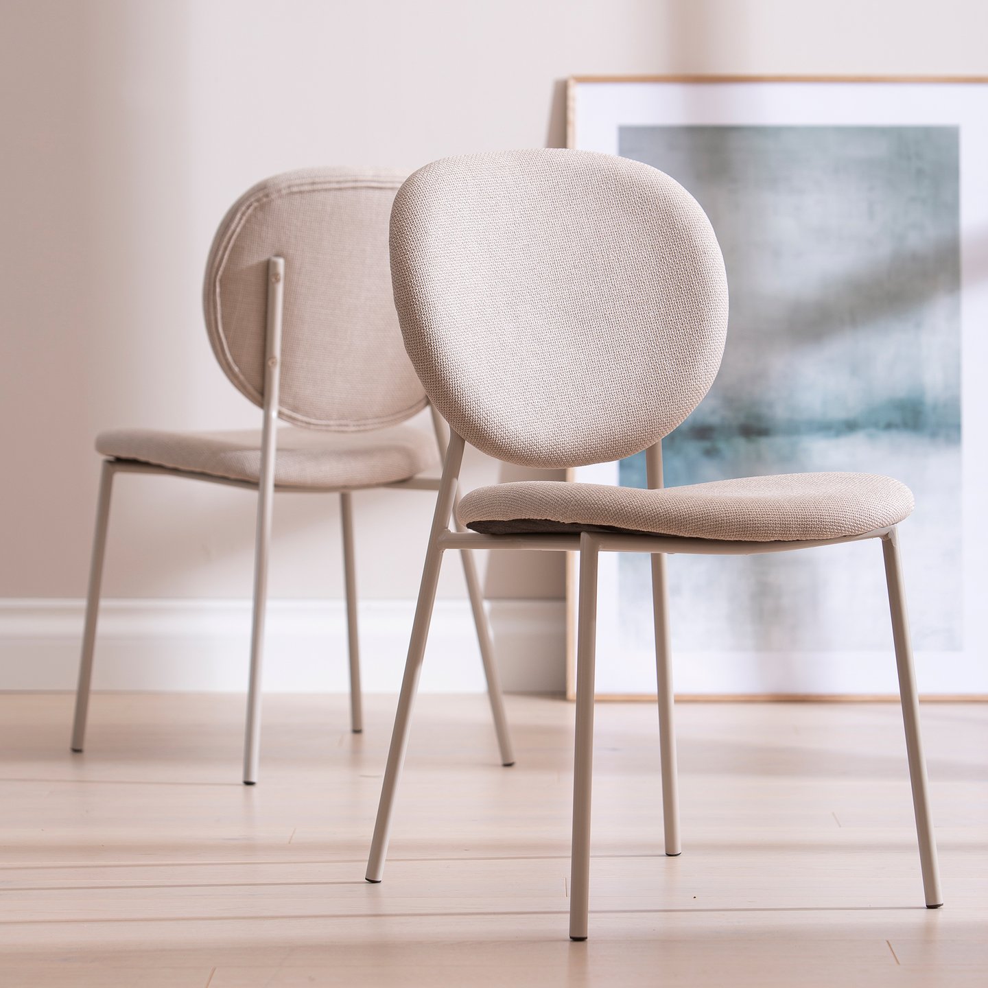 Saga ruokapöydän tuoli beige: Tyylikäs Dynamic-verhoiltu ruokatuoli beige väri, joka tuo lämpöä ruokailutilaan. Erinomainen valinta moderniin sisustukseen.