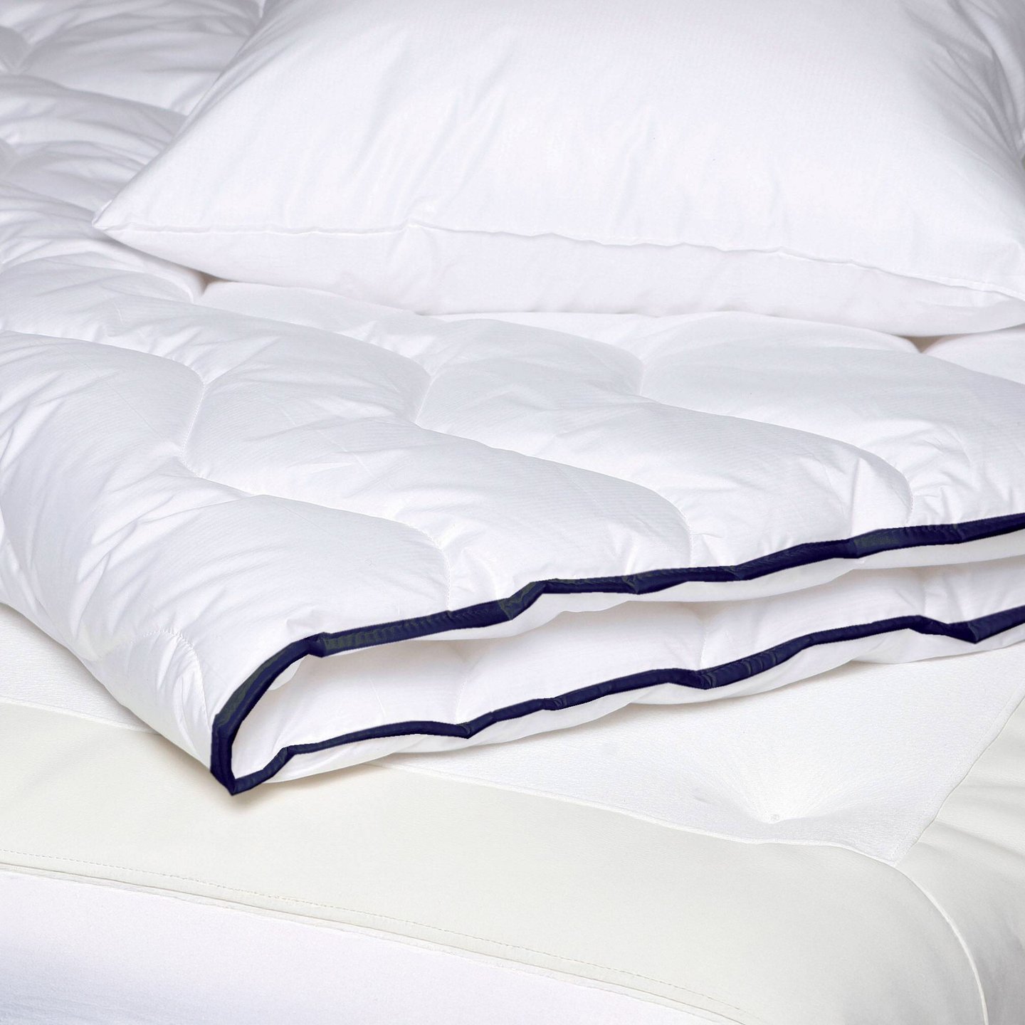 Muoto® Rento peitto 150x200: Pehmeä ja hengittävä Permafit100 Relax -peitto tarjoaa mukavuutta ja lämpöä makuuhuoneessasi. Sopii täydellisesti vuodevaatteiden täydennykseksi.