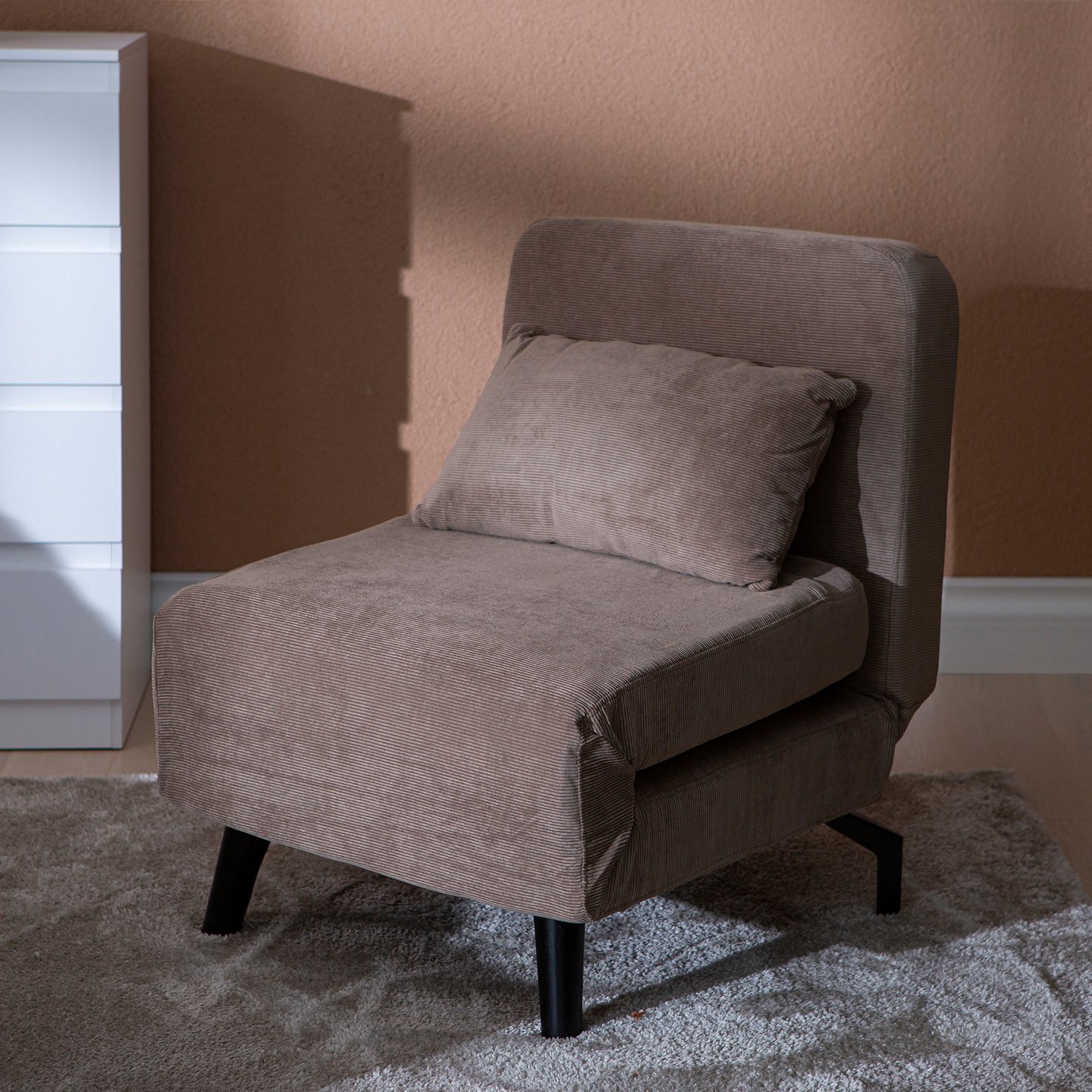 Lazy vuodetuoli beige/ruskea vakosametti: Tyylikäs beige vuodesohva, jossa pehmeä vakosametti. Erinomainen lisä olohuoneeseen, muuntautuu helposti mukavaksi vuoteeksi.