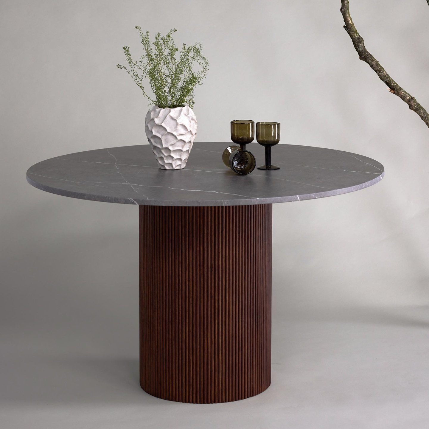 Austin ruokapöytä 120 cm, ruskea/harmaa: Tyylikäs ruskea-harmaa ruokapöytä, 120 cm, täydellinen olohuoneeseen tai ruokailutilaan. Sopii kahdelle tai neljälle. Kestävä ja moderni muotoilu.