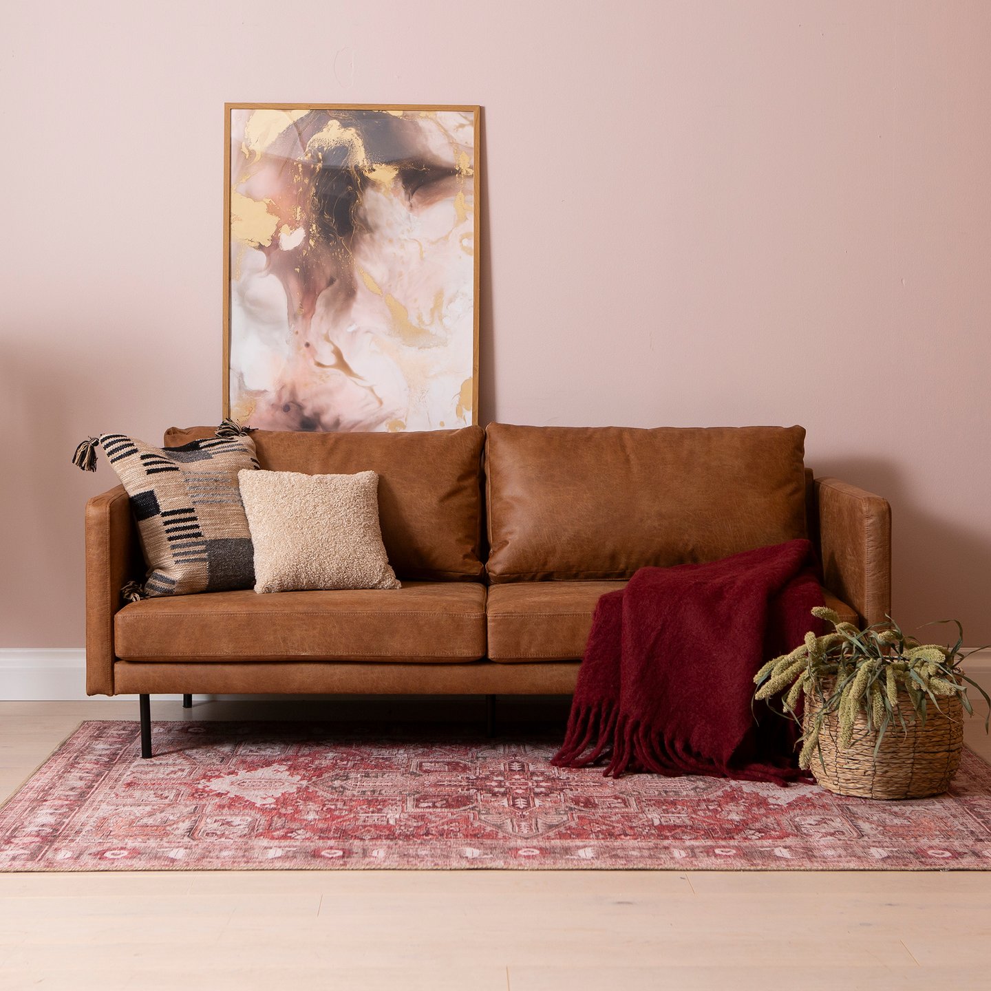 Copenhagen Scandic 3-istuttava sohva, Essenza 04 konjakki (sis. mustat metallijalat)