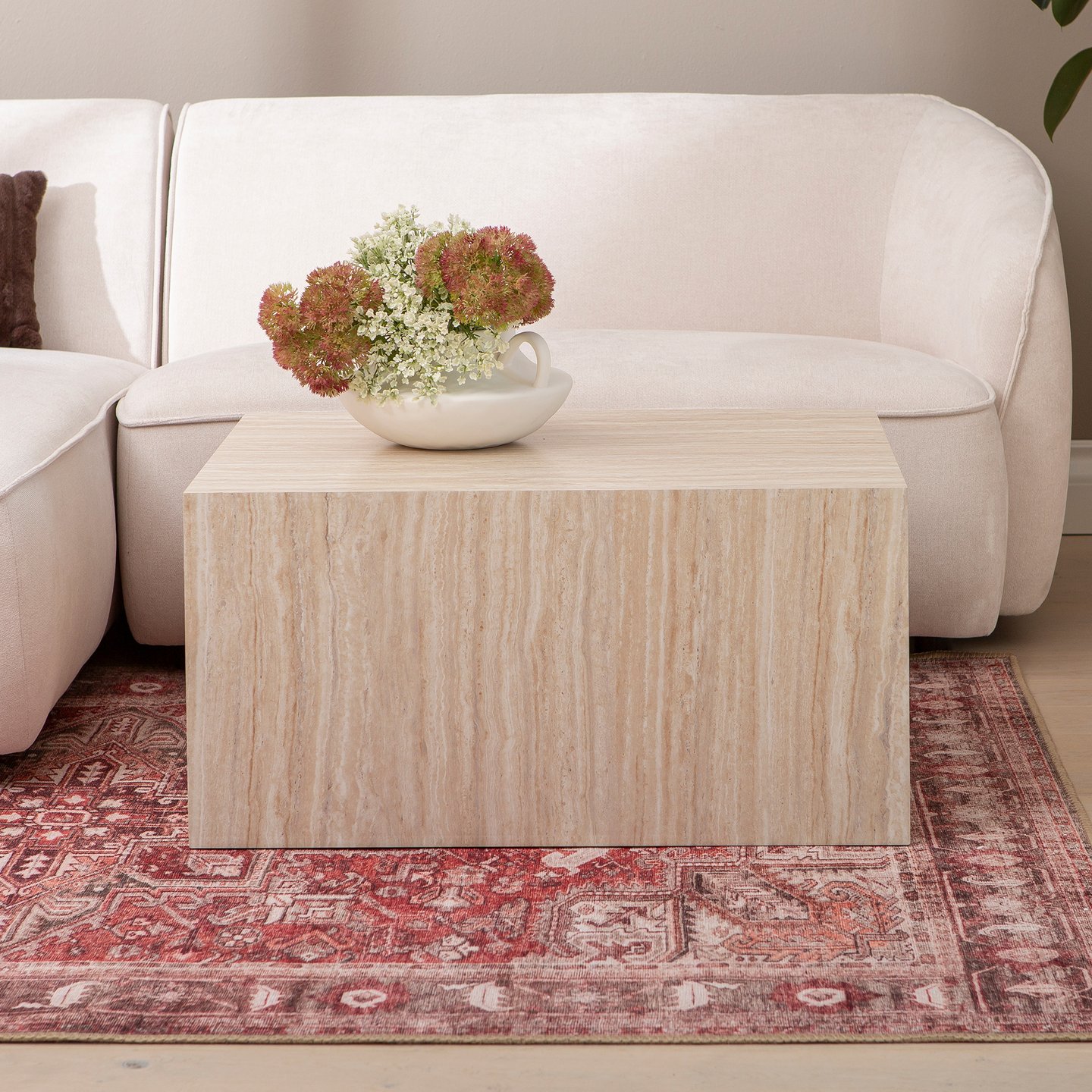 Reef sohvapöytä 80x60 beige: Tyylikäs beige travertinosohvapöytä, joka tuo modernia ilmettä olohuoneeseen. Erinomainen säilytysratkaisu, täydellinen yhdistelmä käytännöllisyyttä ja estetiikkaa.