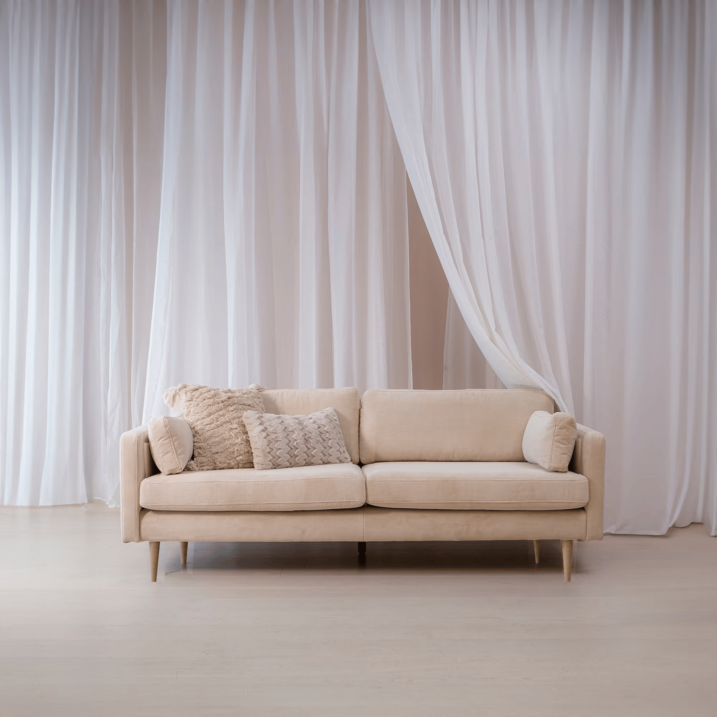Copenhagen Nordic 3-istuttava sohva, ontario 2 vaalea beige, tammi jaloilla