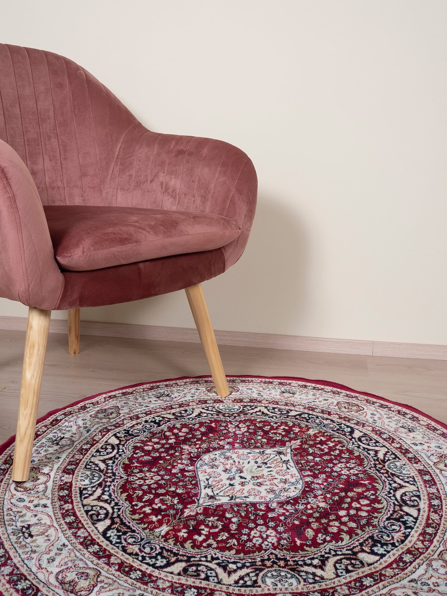 Royal palace matto ø135 cm punainen