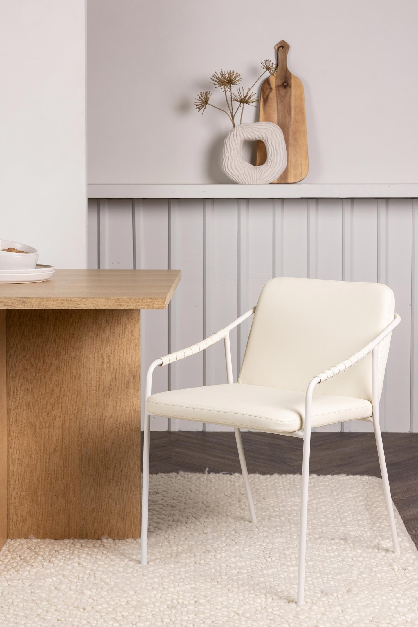 Tvist ruokapöydän tuoli beige: Beige verhoiltu ruokatuoli, tyylikäs ja mukava. Sopii täydellisesti ruokailutilaan, moderniin tai skandinaaviseen sisustukseen. Myydään kahden pakkauksissa.