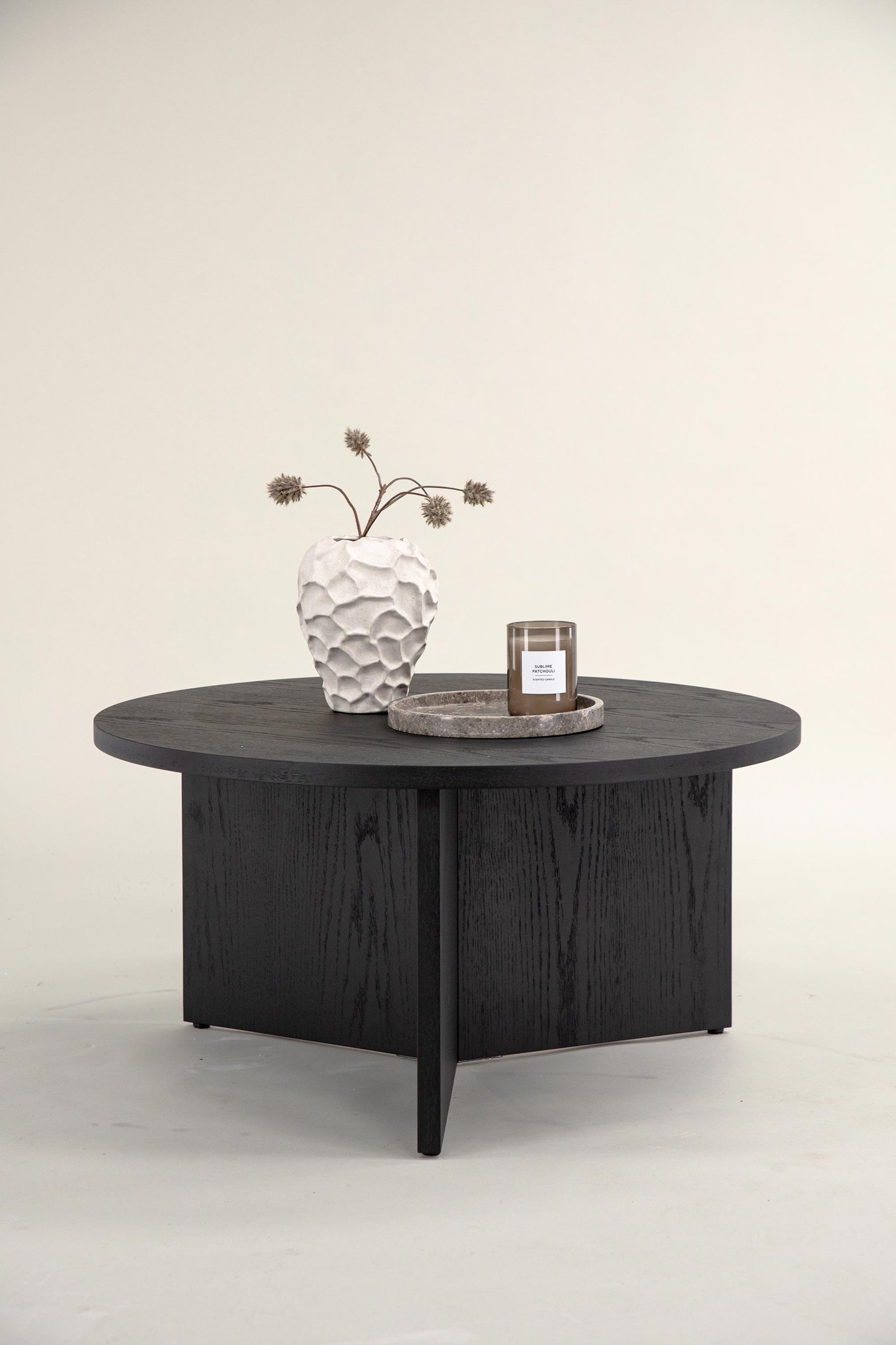 Saltö sohvapöytä 65 cm, musta: Tyylikäs musta sohvapöytä, 65 cm, moderni design. Sopii täydellisesti olohuoneen sisustukseen ja säilytykseen. Ideaalinen pieniin tiloihin.