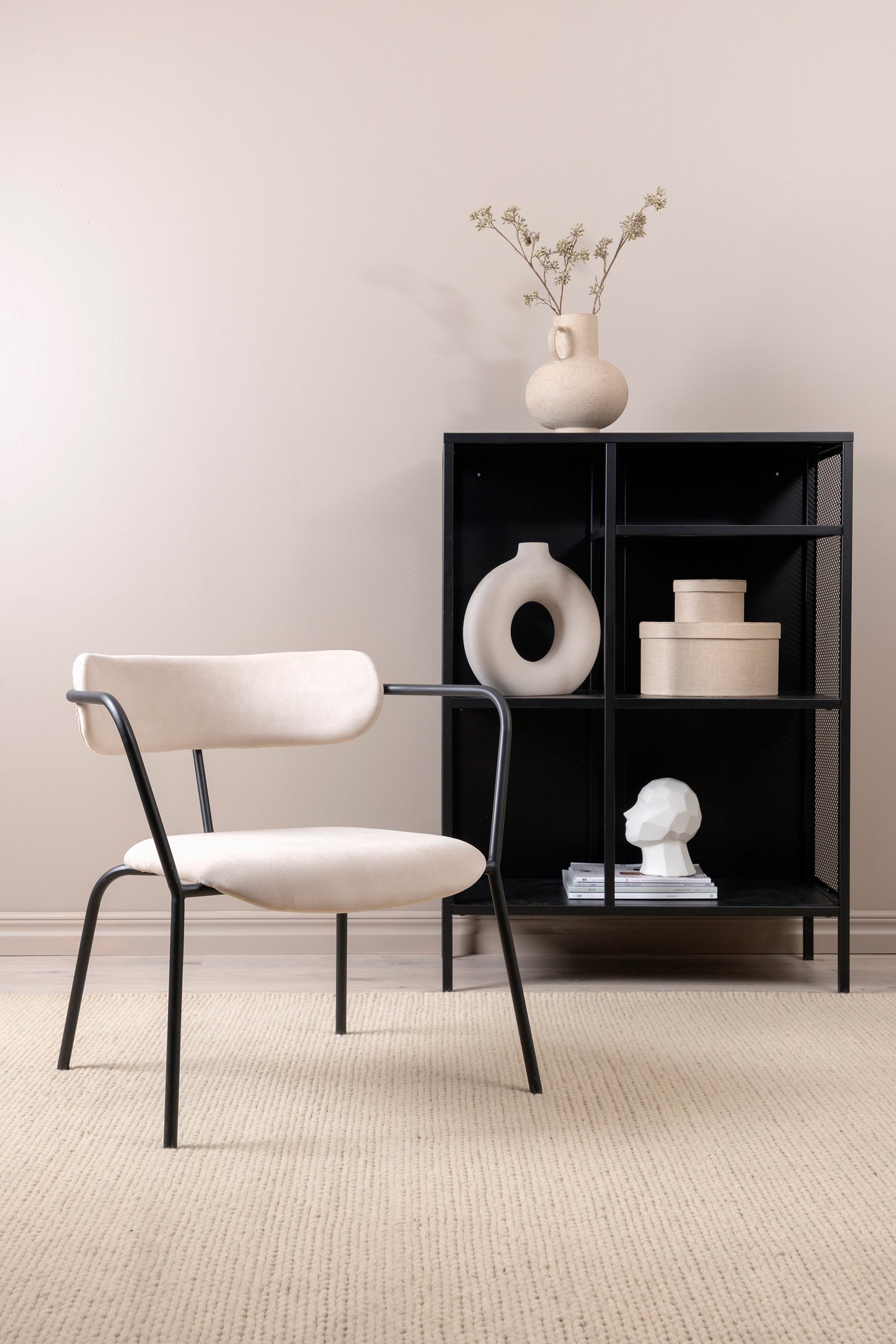 Duffy lounge-nojatuoli beige sametti: Tyylikäs beige samettinojatuoli, joka tuo eleganssia olohuoneeseen. Mukava istua ja täydellinen rentoutumiseen. Sopii moderniin sisustukseen.