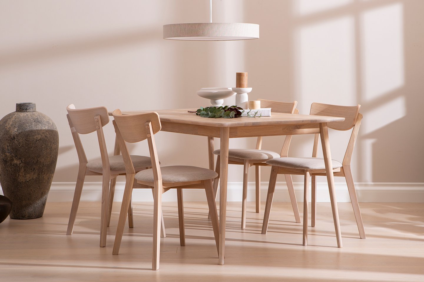 Ekholm & Ekholmen ruokailuryhmä 140x90 cm neljälle: Tyylikäs pyöreä ruokailuryhmä neljälle, Nordic-tammi ja beige istuin. Sopii täydellisesti moderniin ruokailutilaan. Ihanteellinen tilanjakajaksi!