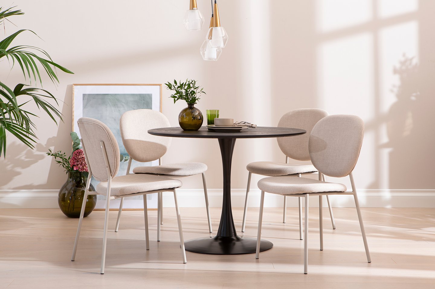 Apollo & Saga ruokailuryhmä pyöreä 100 cm neljälle. Musta pöytä / beige tuoli