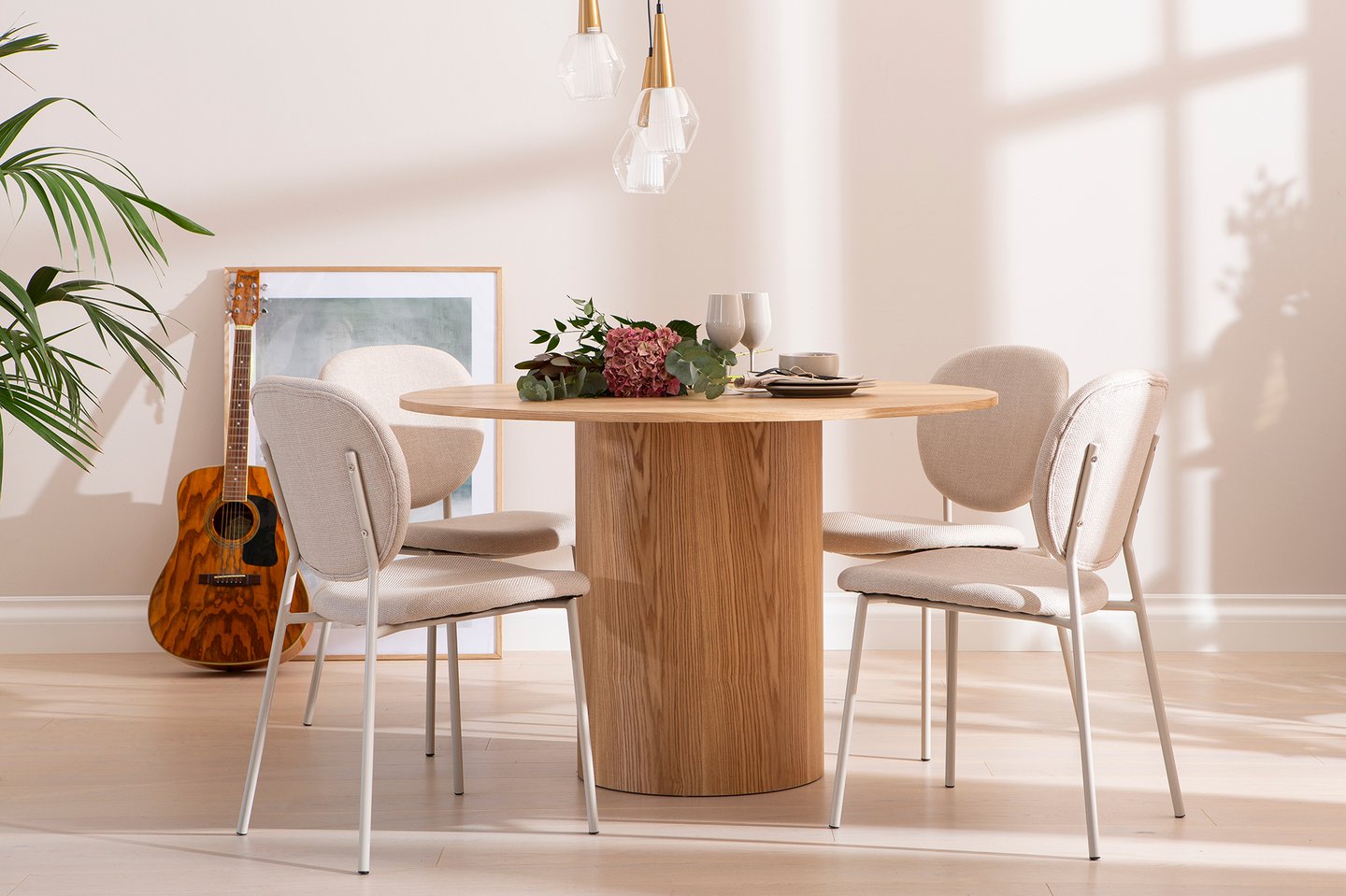 Rotondo & Saga ruokailuryhmä pyöreä 120 cm neljälle. Natural saarni pöytä / beige tuoli: Tyylikäs pyöreä ruokailuryhmä neljälle, luonnollinen saarni-pöytä ja beige tuoli. Ihanteellinen ruokailutilaan, moderniin sisustukseen.