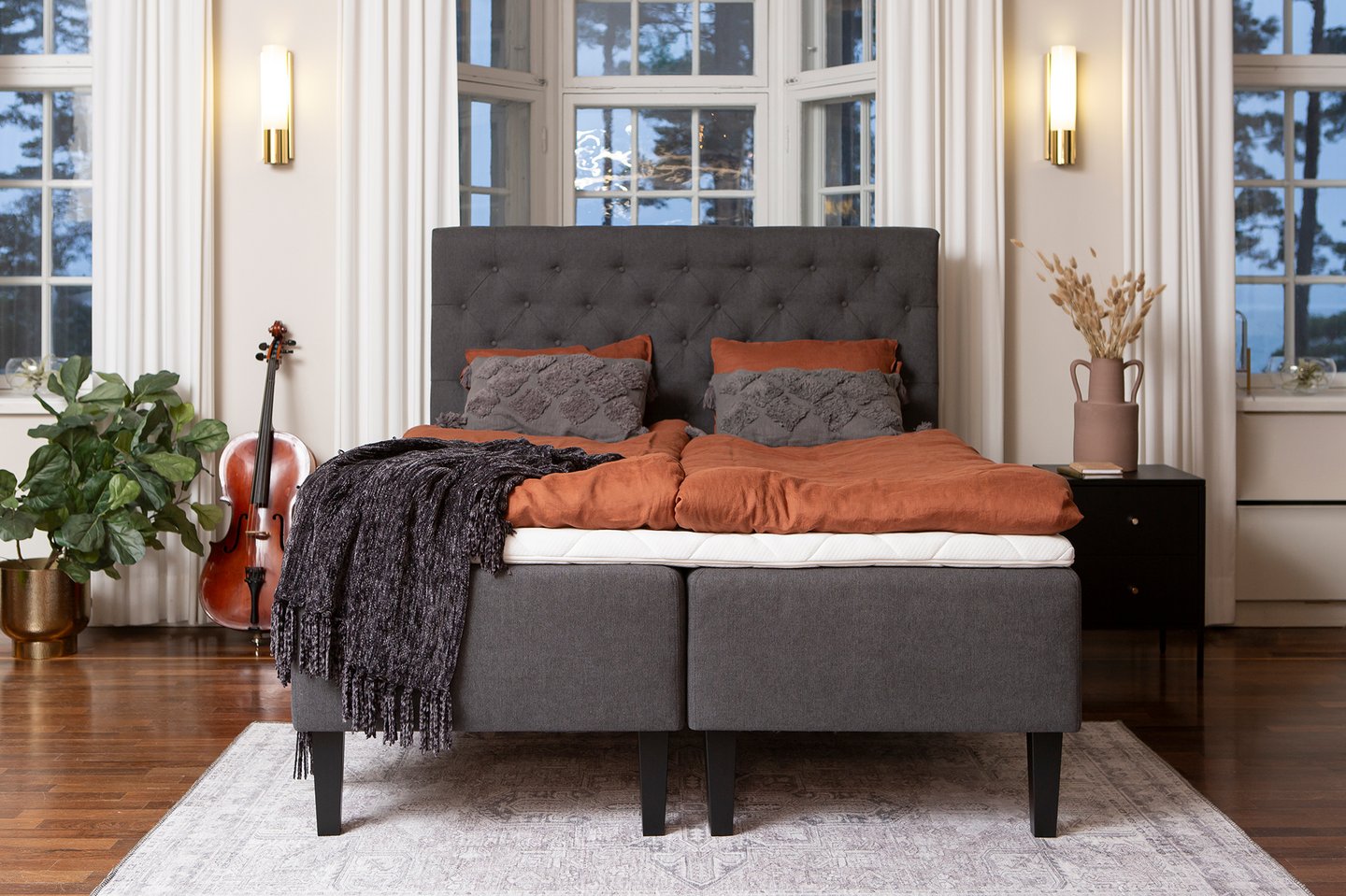 Moon Gold runkopatjasetti 160x200 pocket, antrasiitti: Laadukas 160 cm leveä runkopatja, jossa pocket-jousitus takaa erinomaisen mukavuuden ja tuen. Tyylikäs Moon Gold -väri sopii moderniin makuuhuoneeseen.