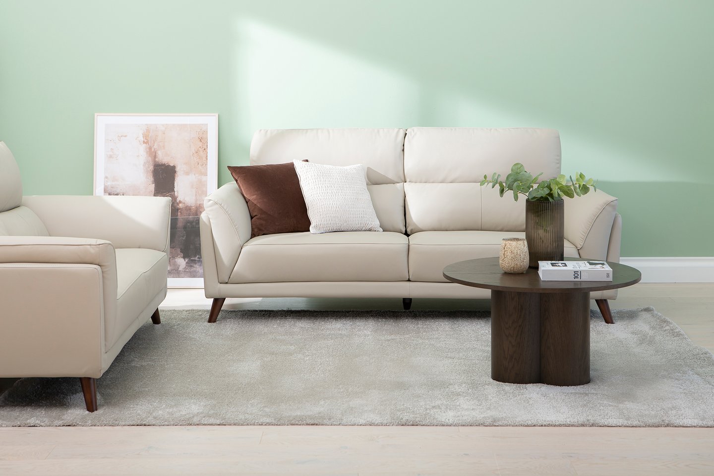 Amalfi 3+2-ist. sohvakalusto beige nahka/keinonahka: Tyylikäs beige nahkasohva, 3-istuttava. Erinomainen valinta olohuoneeseen, jossa yhdistyy mukavuus ja moderni design.