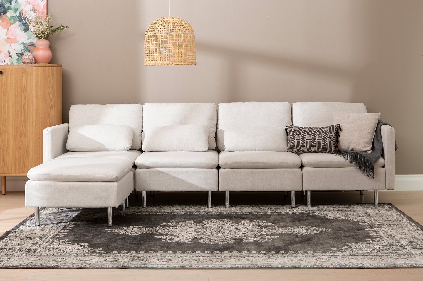 Lotti 4-istuttava divaanisohva, beige: Tyylikäs beige divaanisohva, täydellinen olohuoneeseen. Mukautuva malli, joka tarjoaa tilaa neljälle. Tyylikäs ja mukava sisustusratkaisu.