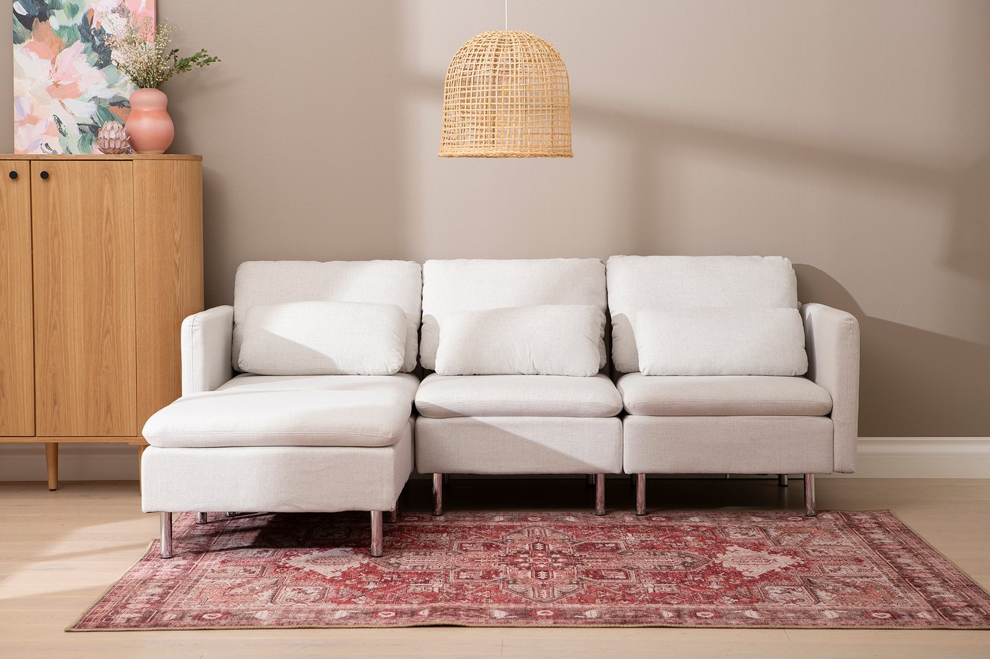 Lotti 3-istuttava divaanisohva, beige: Tyylikäs beige 3-istuttava divaanisohva, joka yhdistää mukavuuden ja modernin designin. Täydellinen olohuoneeseen tai rentoutumiseen.