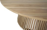 Deco ruokapöytä pyöreä 150cm natural tiikki: Tyylikäs pyöreä ruokapöytä, 150 cm, luonnon tiikkiä. Täydellinen ulkokäyttöön terassille tai puutarhaan. Kestävä ja elegantti valinta.