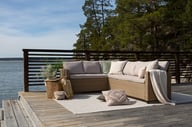 Savona kulmasohva, harmaa/beige polyrottinki: Tyylikäs kulmasohva, harmaa-beige polyrottinkia, täydellinen terassille tai parvekkeelle. Mukautuva muotoilu, pehmeät tyynyt ja kestävä materiaali.