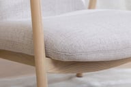 Pikkukuva: N&L Mille lepotuoli, beige verhoilu, valkovahatun tammenvärinen runko