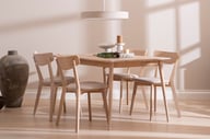 Ekholm & Ekholmen ruokailuryhmä 140x90 cm neljälle: Tyylikäs pyöreä ruokailuryhmä neljälle, Nordic-tammi ja beige istuin. Sopii täydellisesti moderniin ruokailutilaan. Ihanteellinen tilanjakajaksi!
