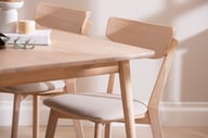 Ekholm & Ekholmen ruokailuryhmä 140x90 cm neljälle: Tyylikäs pyöreä ruokailuryhmä neljälle, Nordic-tammi, beige istuin. Loistava valinta moderniin ruokailutilaan. Elegantti ja käytännöllinen.