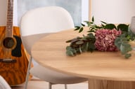 Rotondo & Saga ruokailuryhmä pyöreä 120 cm neljälle. Natural saarni pöytä / beige tuoli: Tyylikäs pyöreä ruokailuryhmä neljälle, sisältäen luonnonvärisen saarnipöydän ja beigejä tuoleja. Erinomainen valinta moderniin ruokailutilaan.