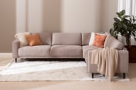 Portland Kulmasohva 2K3, beige: Moderni kulmasohva, muokattava ja dynaaminen, beige väri. Sopii täydellisesti olohuoneeseen, luoden tilan rauhalliseksi ja tyylikkääksi.