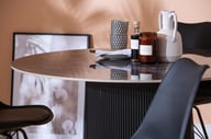 Kalida & Concept Black ruokailuryhmä 120cm neljälle: Tyylikäs pyöreä ruokapöytä mustasta marmorista, halkaisija 120 cm, täydellinen neljälle. Sopii moderniin ruokailutilaan ja tuo eleganssia.