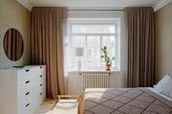 Bartha pöytävalaisin kerma / beige: Tyylikäs kerma beige pöytävalaisin, joka luo lämpimän ja kutsuvan tunnelman. Sopii täydellisesti olohuoneeseen tai työpöydälle.