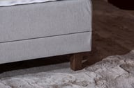 Moon Basic moottorisänky 160x200, Primo 84 vaaleanharmaa, petauspatjalla ja kännykkätaskuilla: Moottorisänky 160x200 cm, mukautuva ja ergonominen. Innovatiivinen muotoilu, joka takaa optimaalisen unen. Sopii moderniin makuuhuoneeseen.