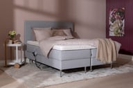 Sense Premium moottorijenkkisänky 160x200 vaaleanharmaa, petauspatjalla ja päädyllä: Moottorisänky 160x200 cm, vaaleanharmaa. Innovatiivinen muotoilu, joka tarjoaa optimaalisen mukavuuden ja säädettävän tuen. Täydellinen makuuhuoneeseen!