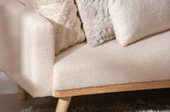Cottage vuodesohva beige: Tyylikäs vuodesohva beige bukleekangasta, täydellinen olohuoneeseen. Muuntuu helposti sängyksi, tarjoaa mukavuutta ja käytännöllisyyttä.