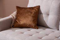Stella divaanisohva (kätisyys vaihdettavissa) beige: Tyylikäs divaanisohva, beige verhoilu, moderni muotoilu. Sopii täydellisesti olohuoneeseen, rentoutumiseen ja seurusteluun.