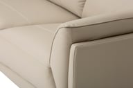 Amalfi 2-ist. sohva beige nahka/keinonahka: Tyylikäs beige nahkasohva, jossa moderni muotoilu. Sopii täydellisesti olohuoneeseen, 2-istuttava malli tuo mukavuutta ja eleganssia.