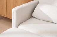 Lotti u-muotosohva, beige: Tyylikäs beige U-muotoinen kangassohva, täydellinen olohuoneeseen. Mukautuva muotoilu ja pehmeä verhoilu tarjoavat mukavuutta ja eleganssia.