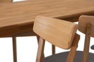 Ekholm & Ekholmen ruokailuryhmä 180x90 kuudelle, öljytty tammi / tummanharmaa kangasistuin: Tyylikäs ruokailuryhmä kuudelle, jossa öljytty tammi ja tummanharmaat kangasistuimet. Täydellinen valinta moderniin ruokailutilaan.
