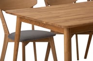 Ekholm & Ekholmen ruokailuryhmä 180x90 kuudelle, öljytty tammi / tummanharmaa kangasistuin: Tyylikäs ruokailuryhmä kuudelle, jossa öljytty tammi ja tummanharmaat kangastuolit. Sopii moderniin ruokailutilaan.