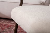 Dove nojatuoli, pähkinä kumipuu runko / beige kangas: Tyylikäs Dove-nojatuoli, jossa on kestävä kumipuu runko ja miellyttävä beige kangas. Täydellinen lisä olohuoneeseen tai lukunurkkaukseen.