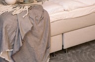 Sense jenkkisänky 160x200 cm, pocket, vaaleanharmaa (sis. Sense-petauspatja): 160 cm leveä dynaaminen jenkkisänky, pocket-jousitus, harmaa verhoilu. Täydellinen makuuhuoneeseen rentoutumiseen ja hyvän unen takaamiseen.