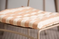 Drejet istuinpehmuste 40x40 koralli: Tyylikäs 40x40 cm koralli-istuinpehmuste, täydellinen ulkoterassille tai puutarhakalusteisiin. Mukava lisä ulkotiloihin!