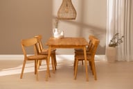 Ekholm & Ekholmen ruokailuryhmä 180x90 kuudelle, öljytty tammi: Tyylikäs ruokailuryhmä kuudelle, öljytty tammi, 180x90 cm. Erinomainen valinta moderniin ruokailutilaan. Kestävä ja kaunis pöytäryhmä.