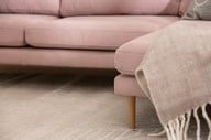 Copenhagen Scandic 3-istuttava divaanisohva (oikea), Soro 61 rosa / tammijalat: Tyylikäs divaanisohva Soro, jossa vaaleanpunainen verhoilu ja tammijalat. Täydellinen olohuoneen sisustukseen, mukavuus ja kauneus yhdistyvät.