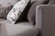 Lotti 2-istuttava divaanisohva, harmaa: Tyylikäs harmaa 2-istuttava divaanisohva, jossa moderni muotoilu ja mukava istuin. Sopii täydellisesti olohuoneeseen tai rentoutumisnurkkaan.